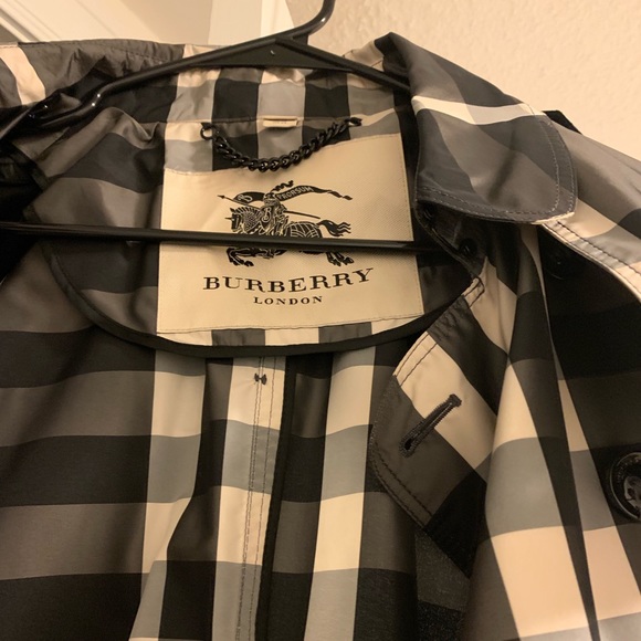Burberry women rain coat - Picture 2 of 3